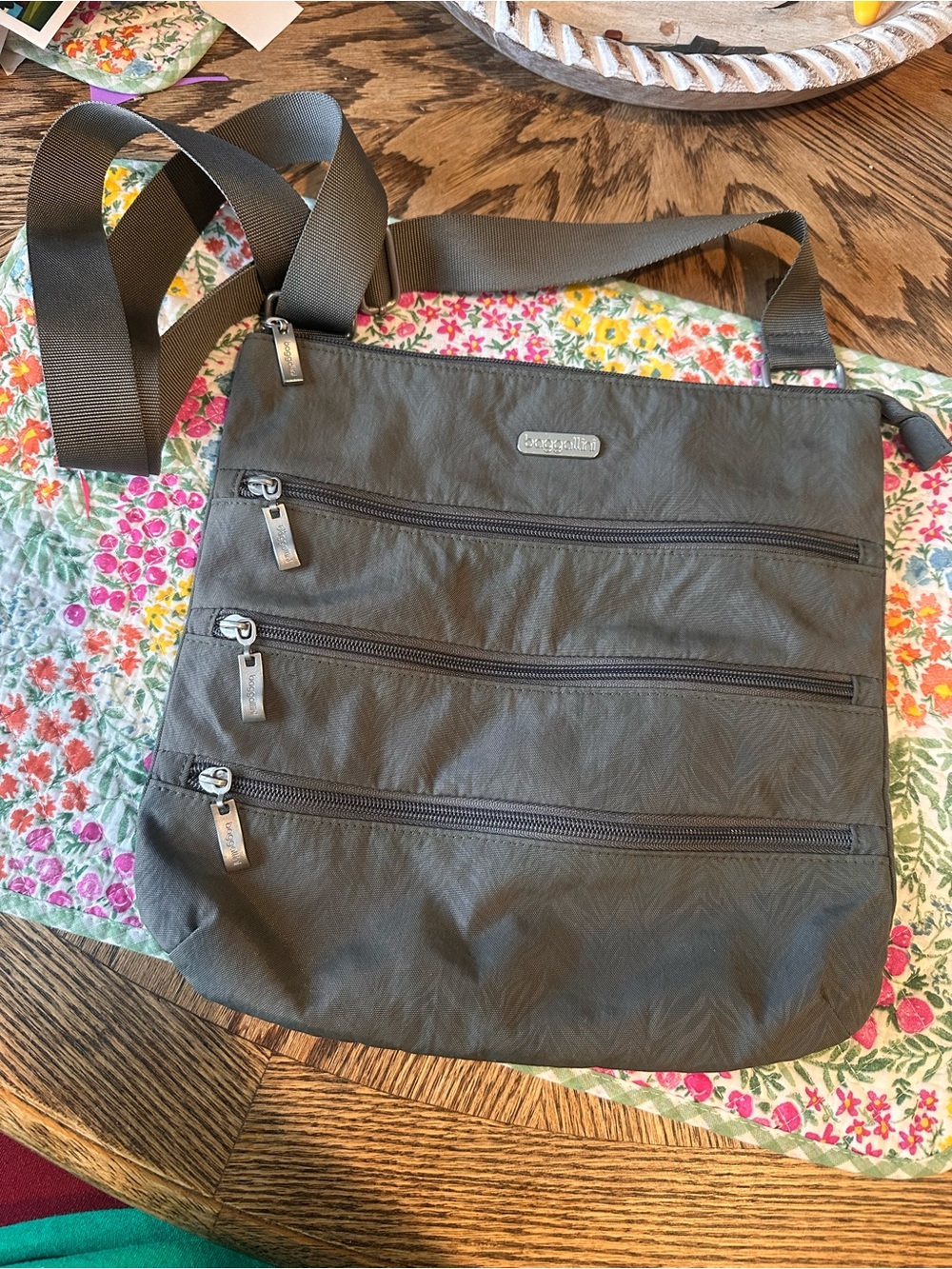 Baggallini Grey Crossbody Yellow Interior Adjustable Strap Multiple Pockets